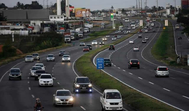 Sancionada lei que obriga farol baixo na estrada mesmo durante o dia