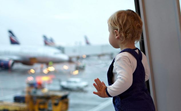 Mulher que passou a noite no aeroporto com criança de 1 ano será indenizada