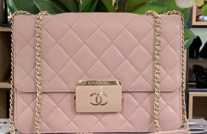Site “Enjoei” deve restituir valor de bolsa da Chanel vendida como original
